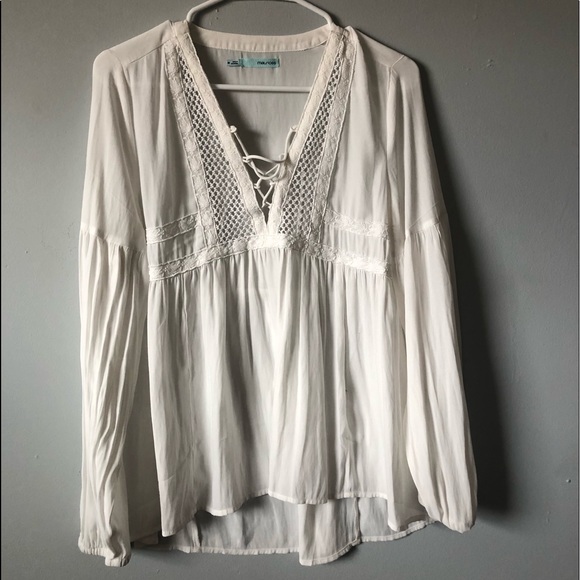 🔴Maurice’s white, long sleeve top!🔴 3/$20 - Picture 1 of 3